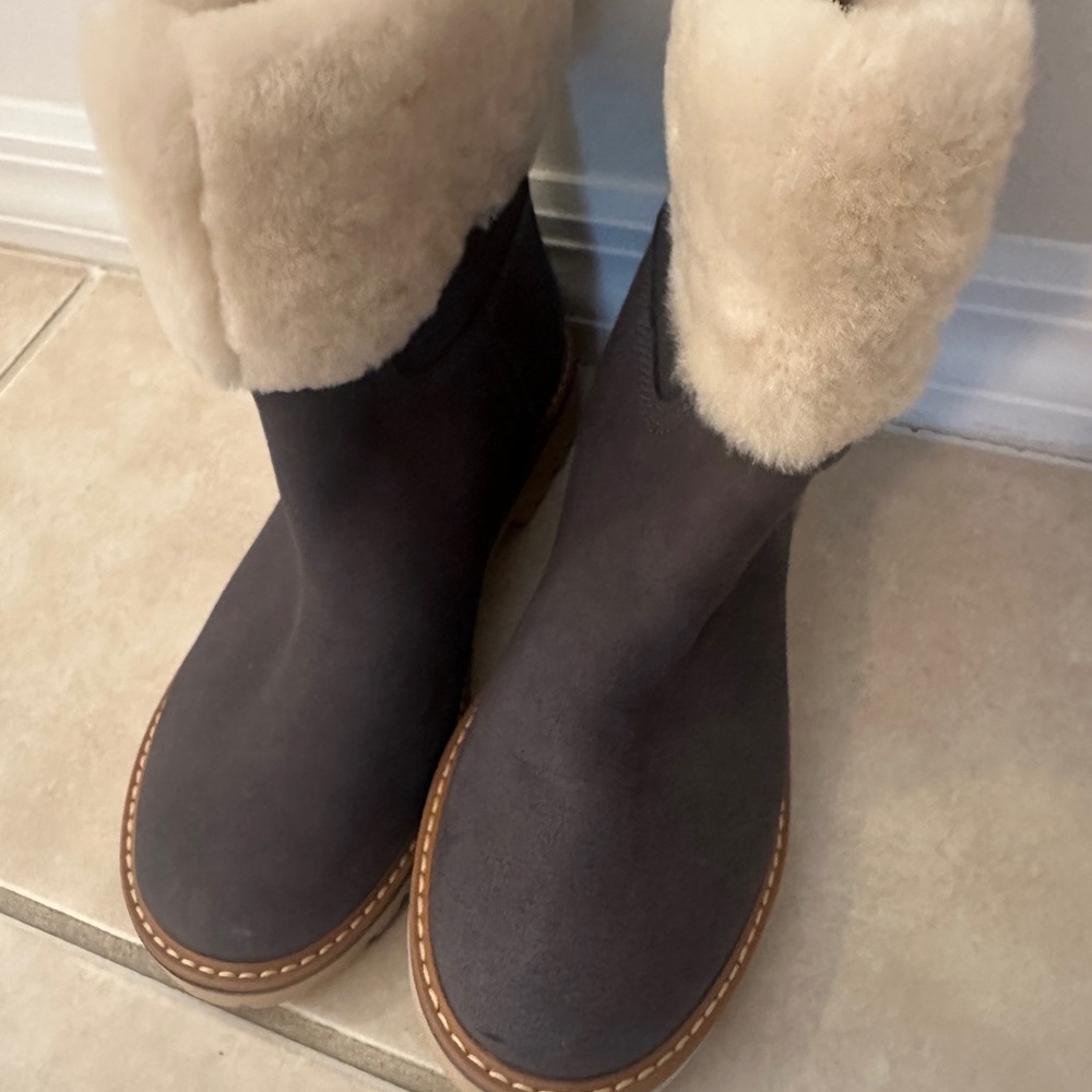 Timberland Gray Suede /fur lined booties  Size7W NWOT